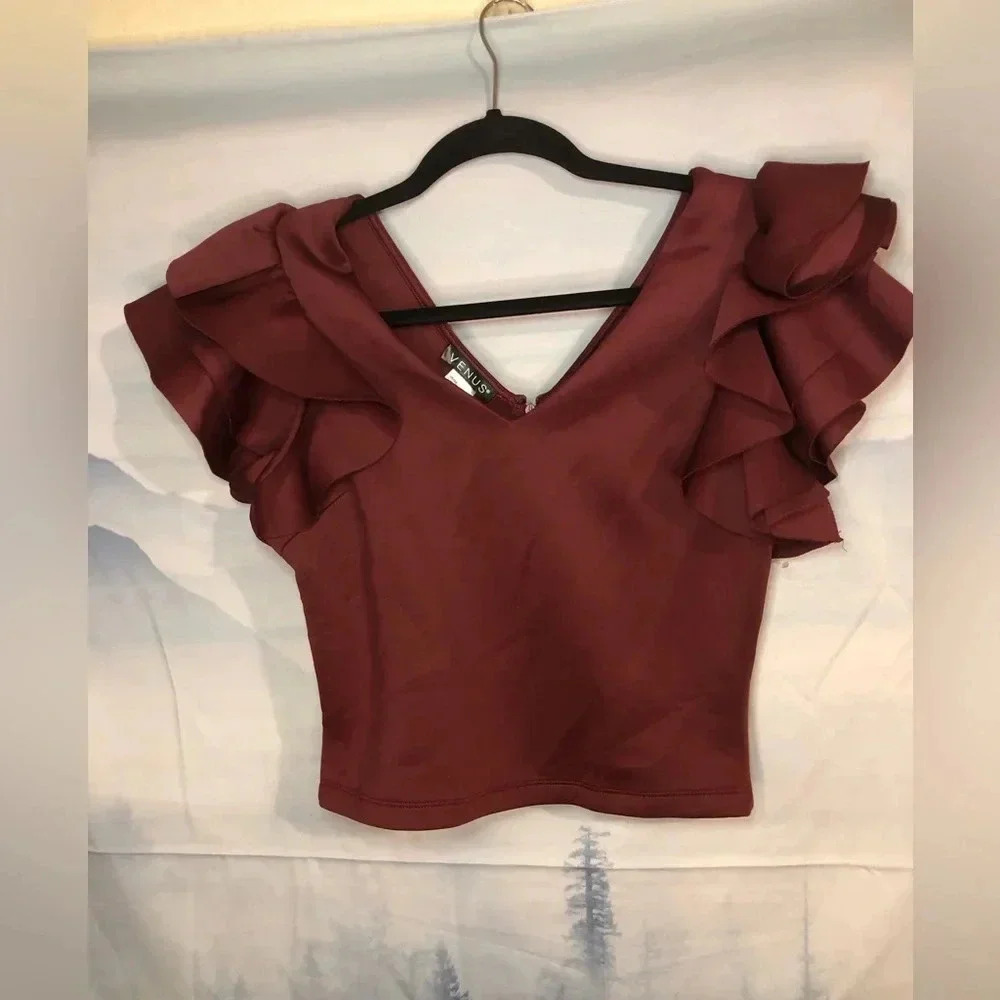 💥🌹Burgundy Flutter/Ruffle crop top size Small and Medium￼🌹💥